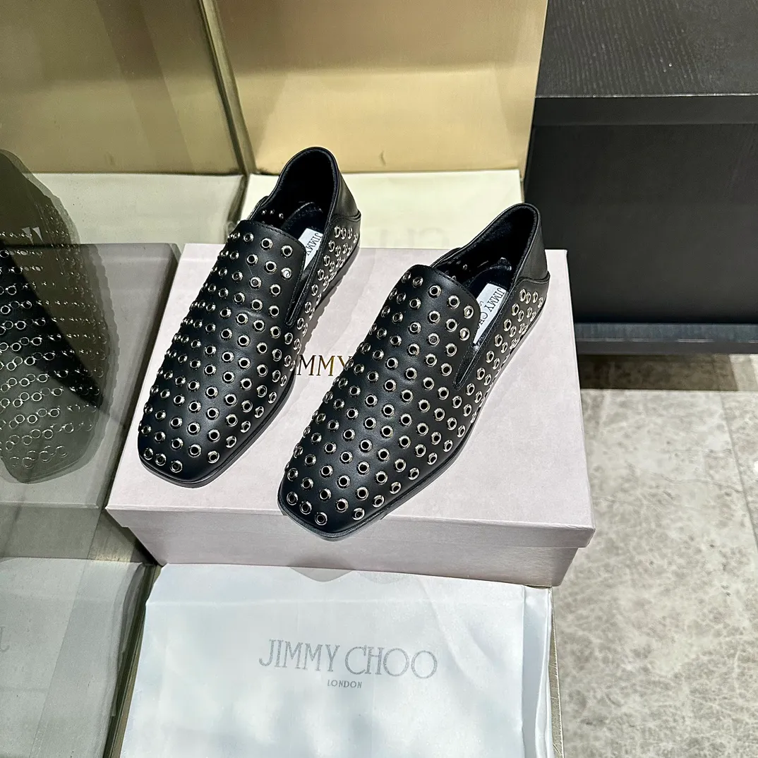 👟👟Ex-factory price 660👟👟 The new JIMMY CHOO, Loaf shoes, exclusive sale, rivet decoration design style is very unique, designed with the latest technology, strong three-dimensional effect👍Multiple technologies are integrated together, subverting fashion, super stylish! The combination is super beautiful. The original version is 1:1, versatile and trendy, both salty and sweet! Size: 35-40 Outsole: Leather outsole
